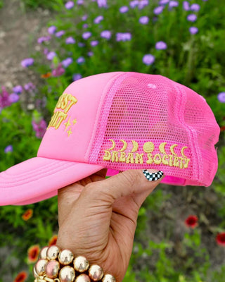 PINK"MANIFEST THAT SHIT" TRUCKER HAT - 1985 the VAULT Boutique